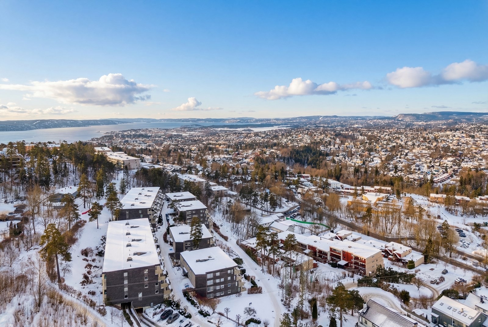 Her har du kort vei både til marka og til Røa sentrum med de fleste servicetilbud. Galleribilde