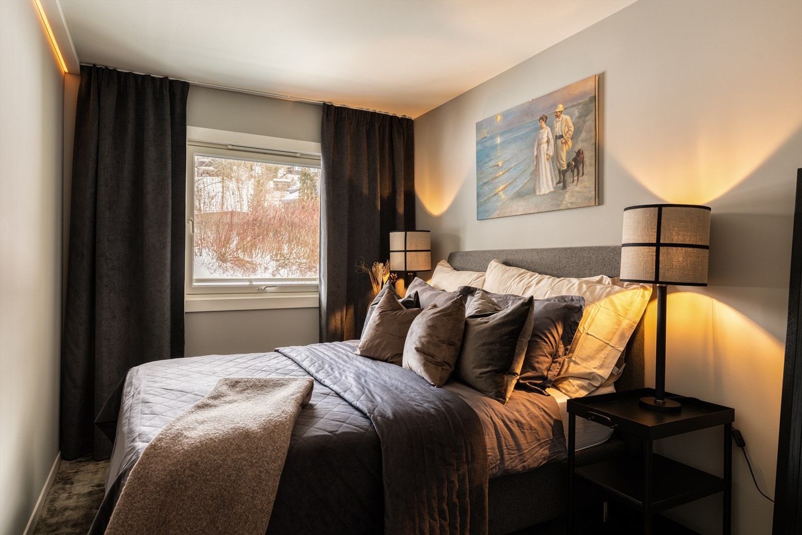 Romslig hovedsoverom med overflater pusset opp i 2021. Galleribilde