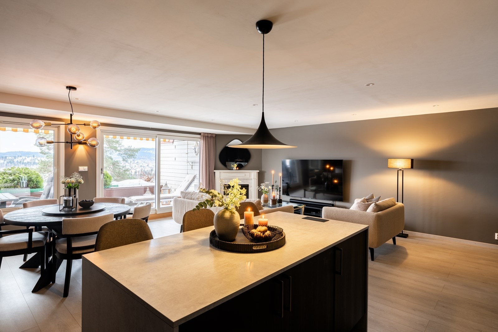 Kjøkkenøya blir et naturlig samlingspunkt, sentralt plassert i allrommet. Galleribilde