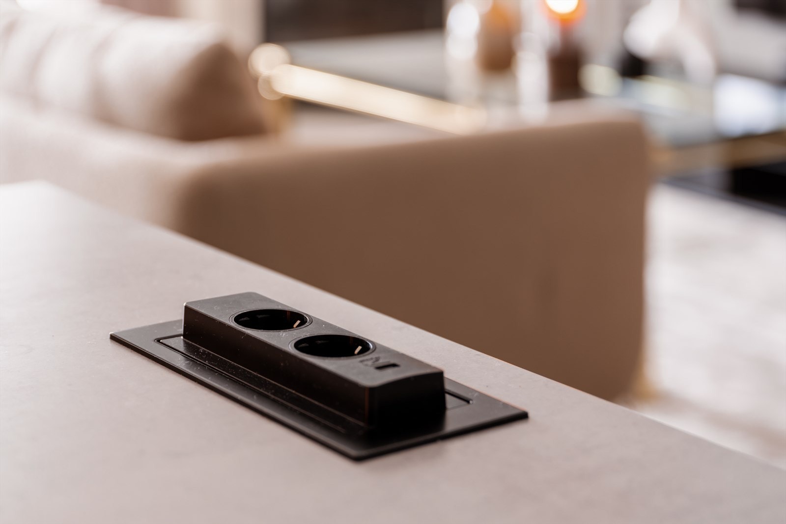 Kjøkkenøya har praktiske løsninger som integrert, nedfellbar stikkontakt. Galleribilde