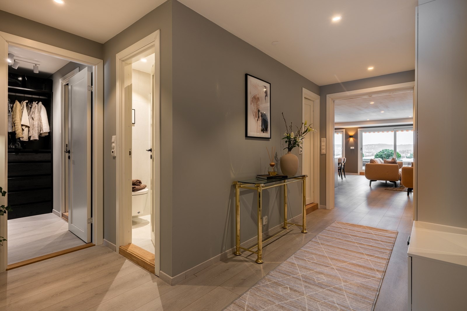Entreen gir et svært godt og elegant førsteinntrykk og fungerer som et bindeledd mellom leilighetens ulike soner. Galleribilde