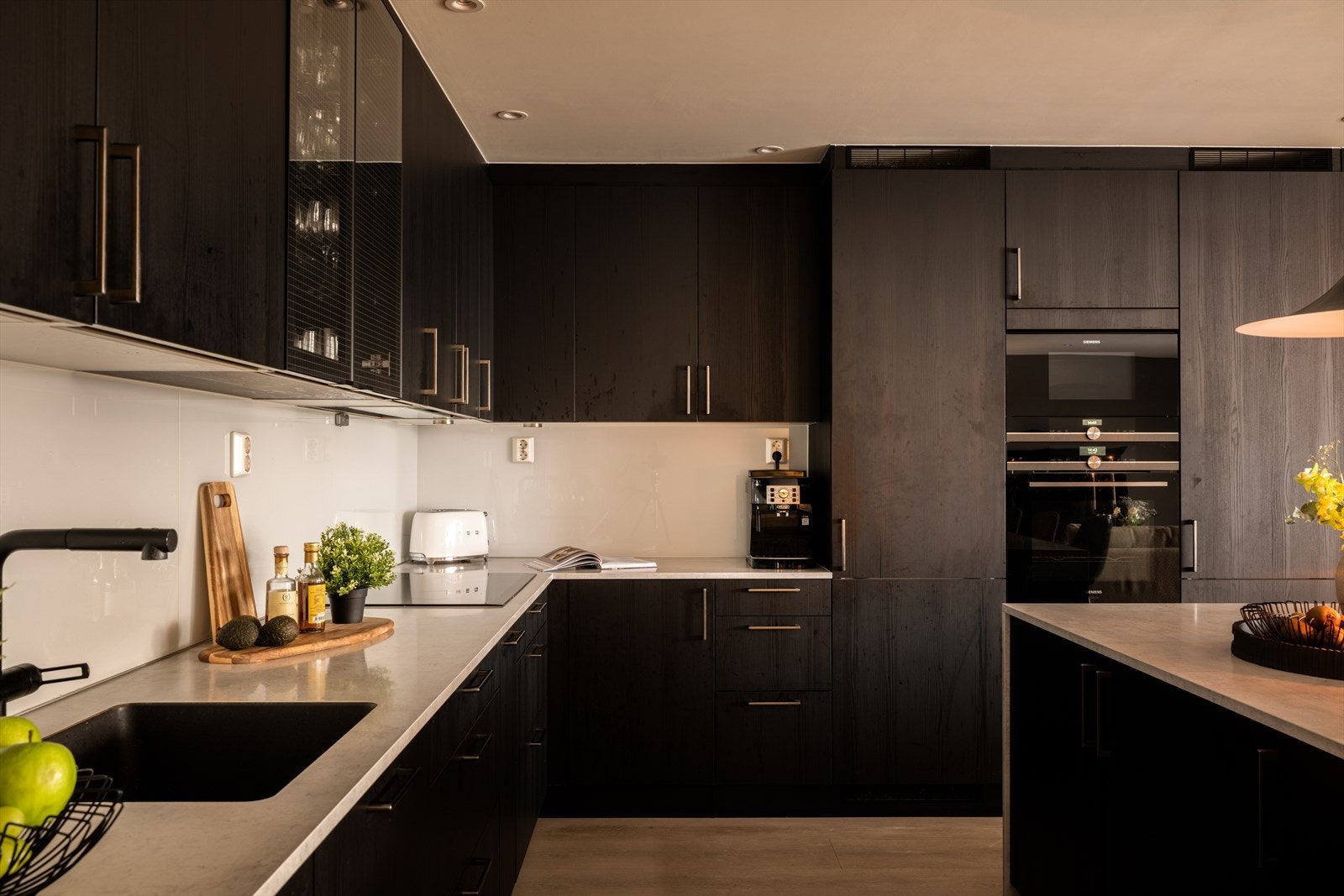 Rikelig med skap- og benkeplass, med laminat benkeplate og glatte fronter. Galleribilde