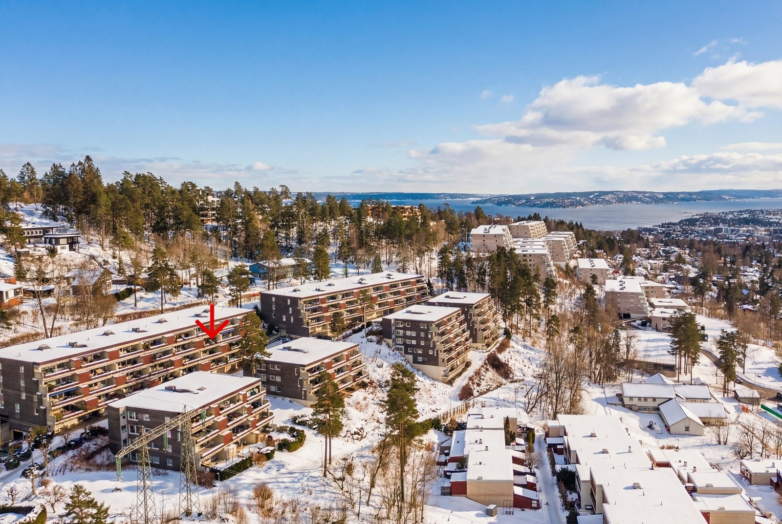 Eiendommen ligger høyt og fritt med åpen utsikt over nærområdet og fjorden i det fjerne. Galleribilde