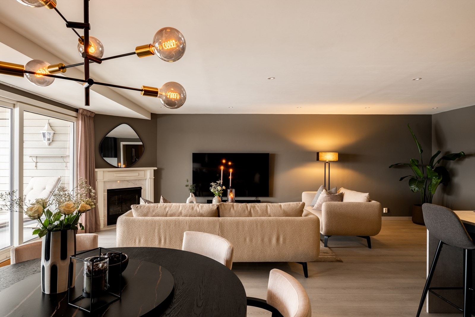 Gjennomgående laminatgulv og malte flater skaper et helhetlig uttrykk. Galleribilde