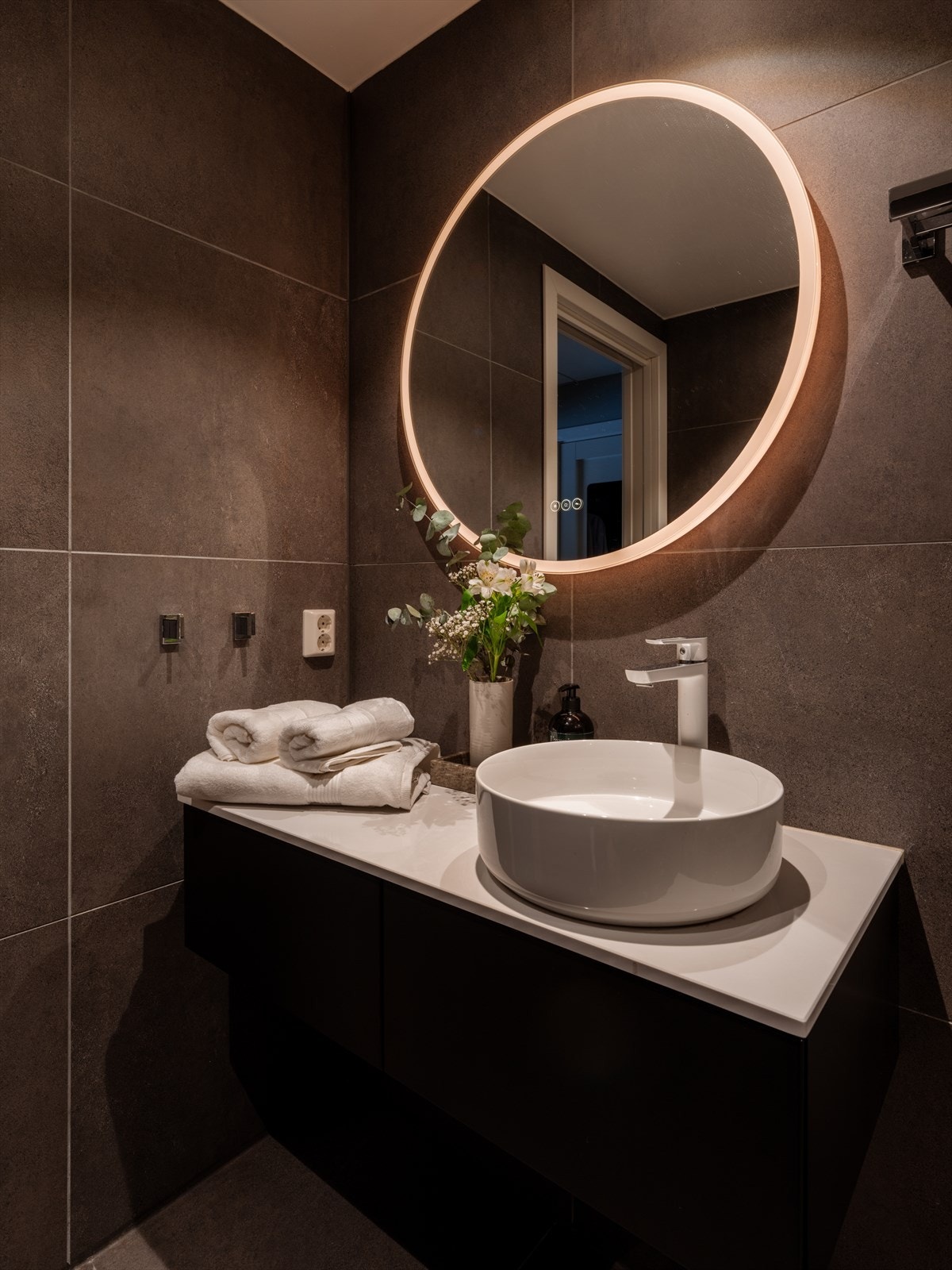 Badet har elektrisk gulvvarme for ekstra komfort i hverdagen. Galleribilde