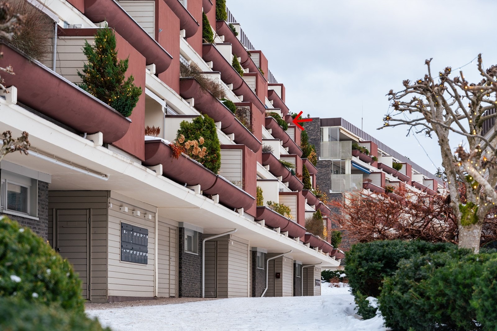 Eiendommen ligger tilbaketrukket og rolig til i en blindvei i et svært veldrevet sameiet. Galleribilde