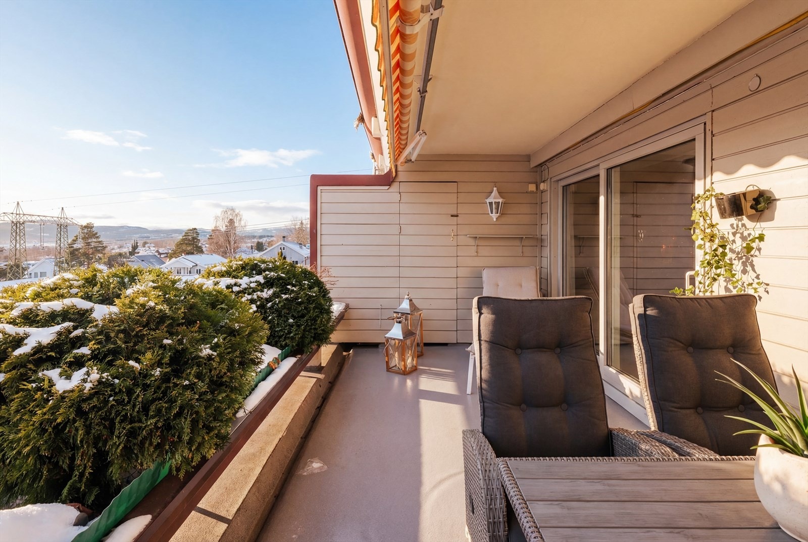 Den vestvendte balkongen på ca. 14,2 m² med skyvedør er en herlig forlengelse av stuen. Galleribilde