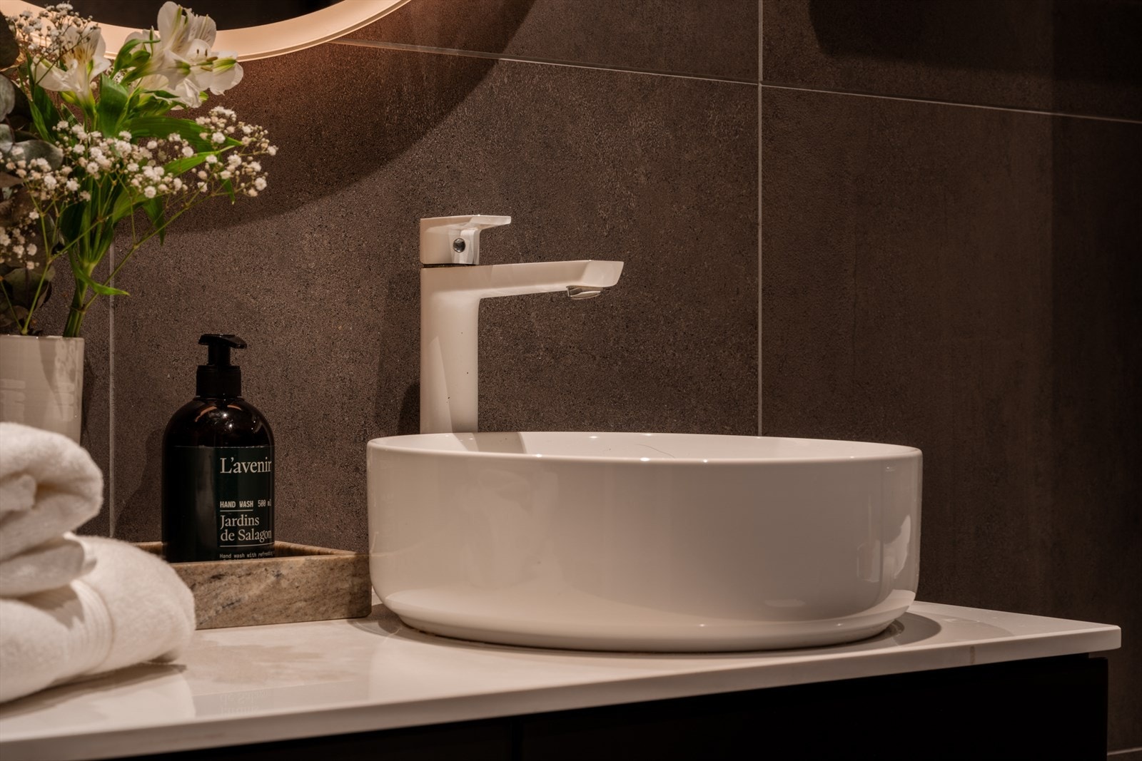 Servant på en moderne baderomsinnredning gir gode oppbevaringsmuligheter. Galleribilde