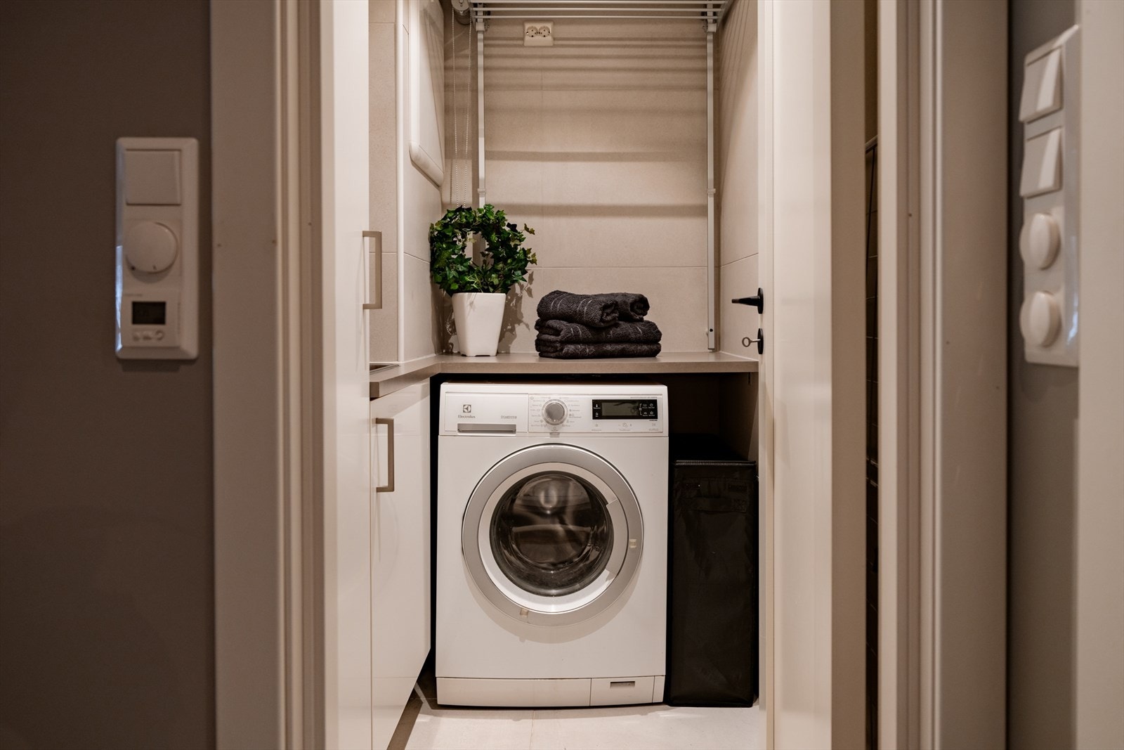 Separat vaskerom fra 2021 med fliser, gulvvarme og opplegg for vaskemaskin. Galleribilde