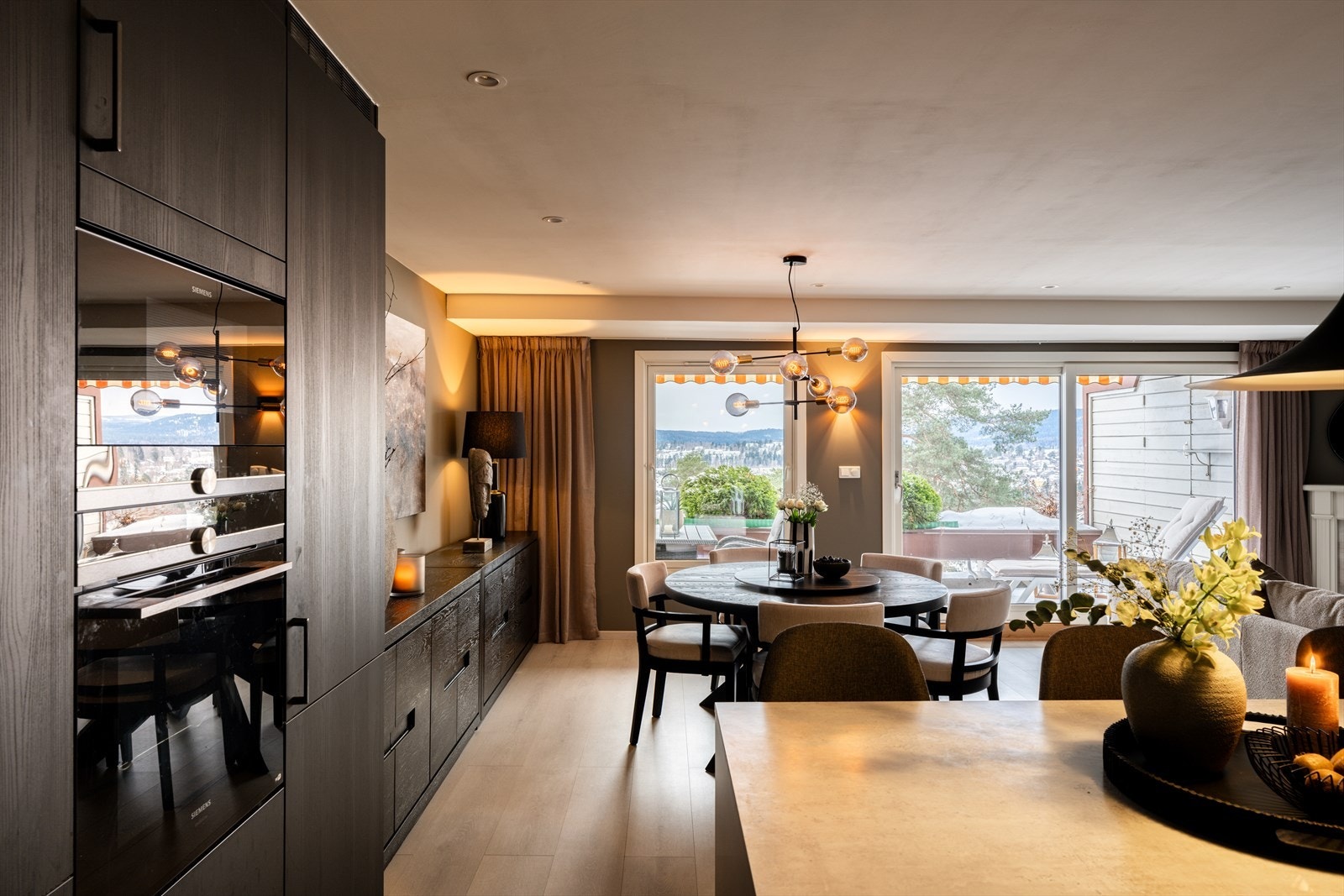 Den åpne planløsningen gir en fin flyt mellom matlaging, måltider og avslapning. Galleribilde