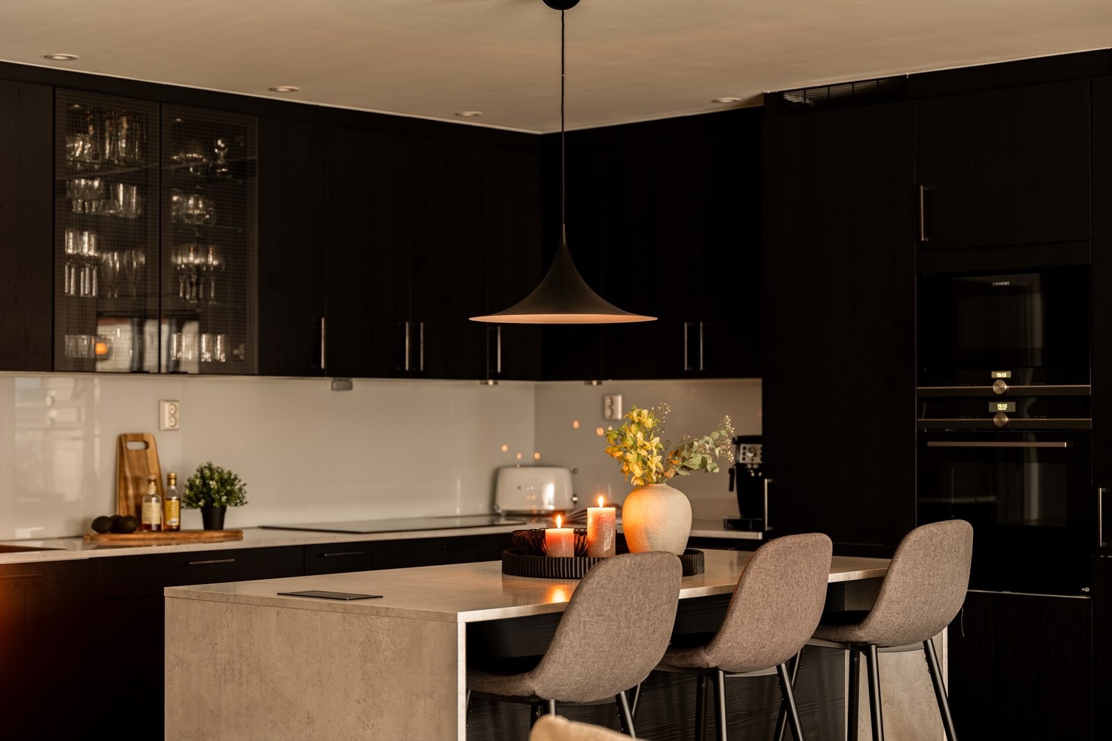 Kjøkkenet er utstyrt med integrert stekeovn med dampfunksjon, mikro og platetopp. Galleribilde