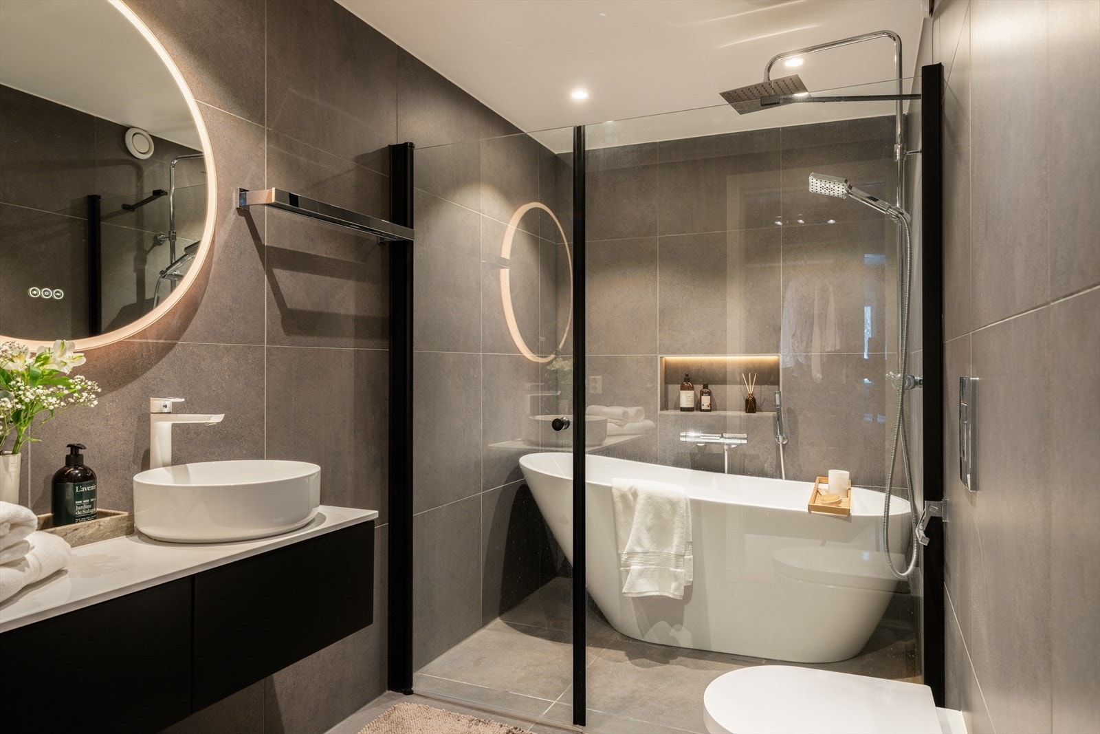 Eksklusivt hovedbad fra 2021 med både badekar og dusj, samt store, tidsriktige fliser. Galleribilde