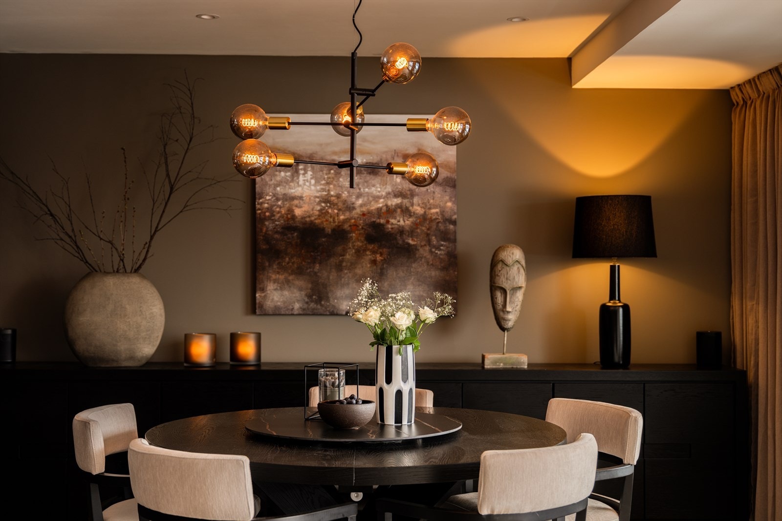 Oppholdsrommet gir god plass til en romslig og elegant spisegruppe for hyggelige sammenkomster. Galleribilde