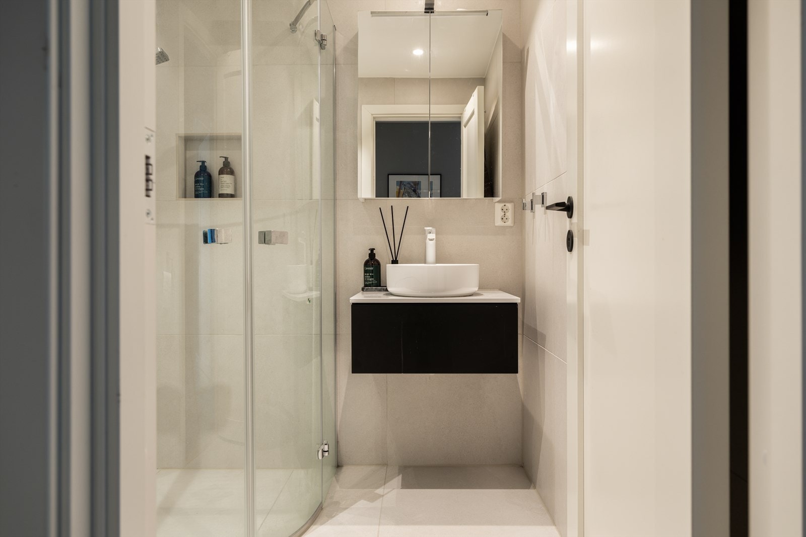 Leilighetens andre bad ble renovert i 2021 og holder gos standard. Galleribilde