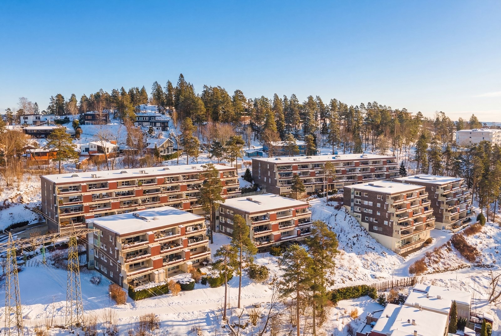 Beliggende i et veletablert og barnevennlig boligområde på Røa. Galleribilde