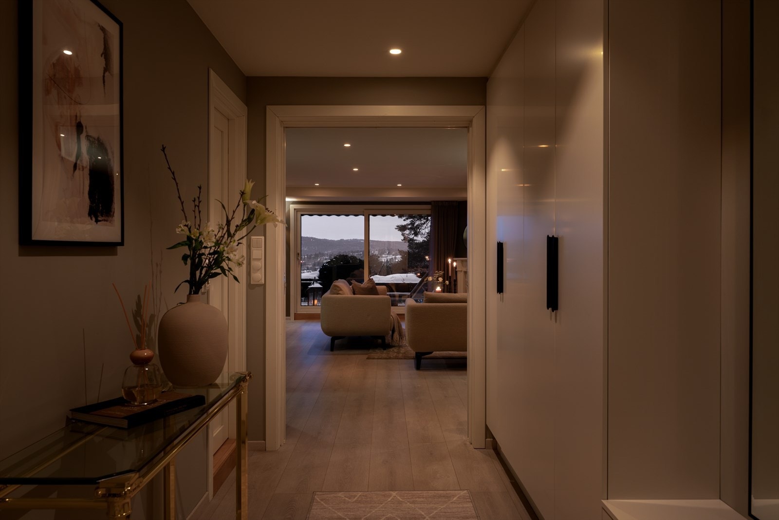 Entreen fungerer som et elegant bindeledd mellom leilighetens ulike soner. Galleribilde