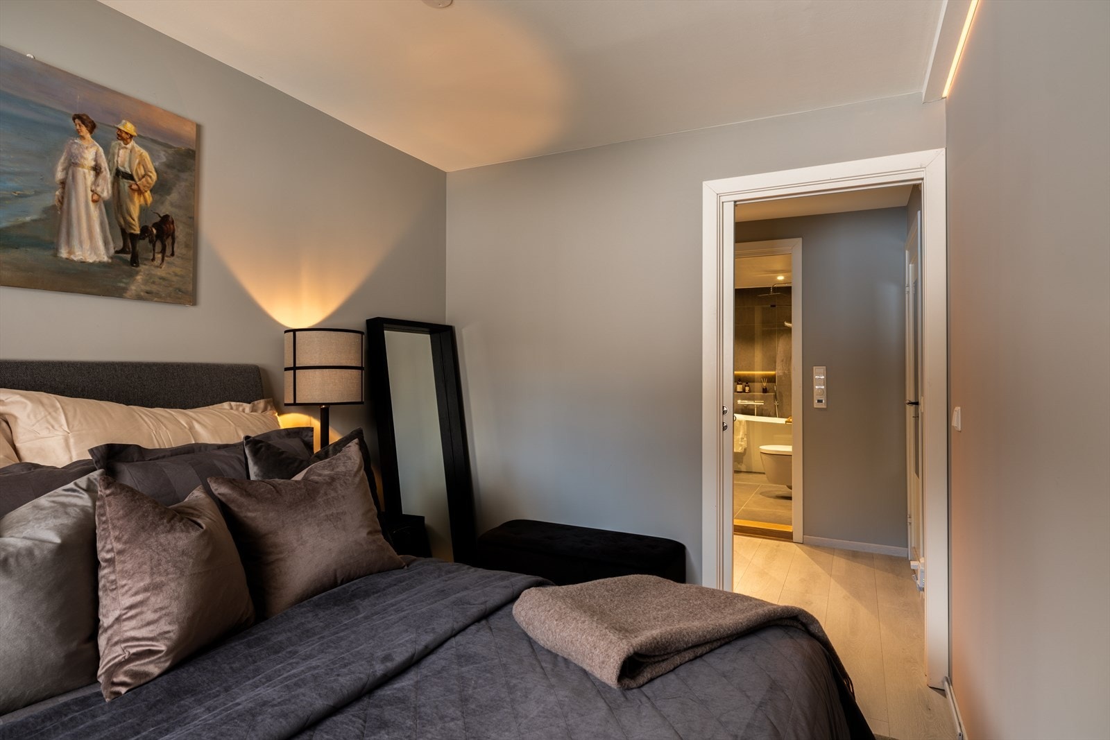 Fra hovedsoverommet er det direkte adkomst til walk-in og et privat baderom. Galleribilde