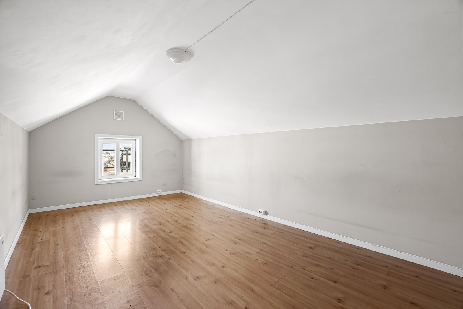 Vindu i loftsetasjen tilfredsstiller ikke dagens krav til rømningsvindu, da det ved åpning mangler totalt 5 cm på to sider for å oppfylle kravene. Galleribilde