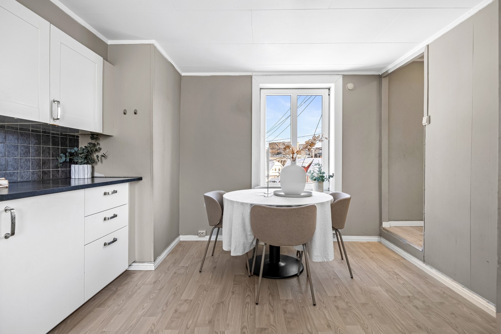 Kjøkkenet har benkeplaten er i mørk laminat med nedfelt stålkum og ettgreps armatur i børstet stål. Galleribilde