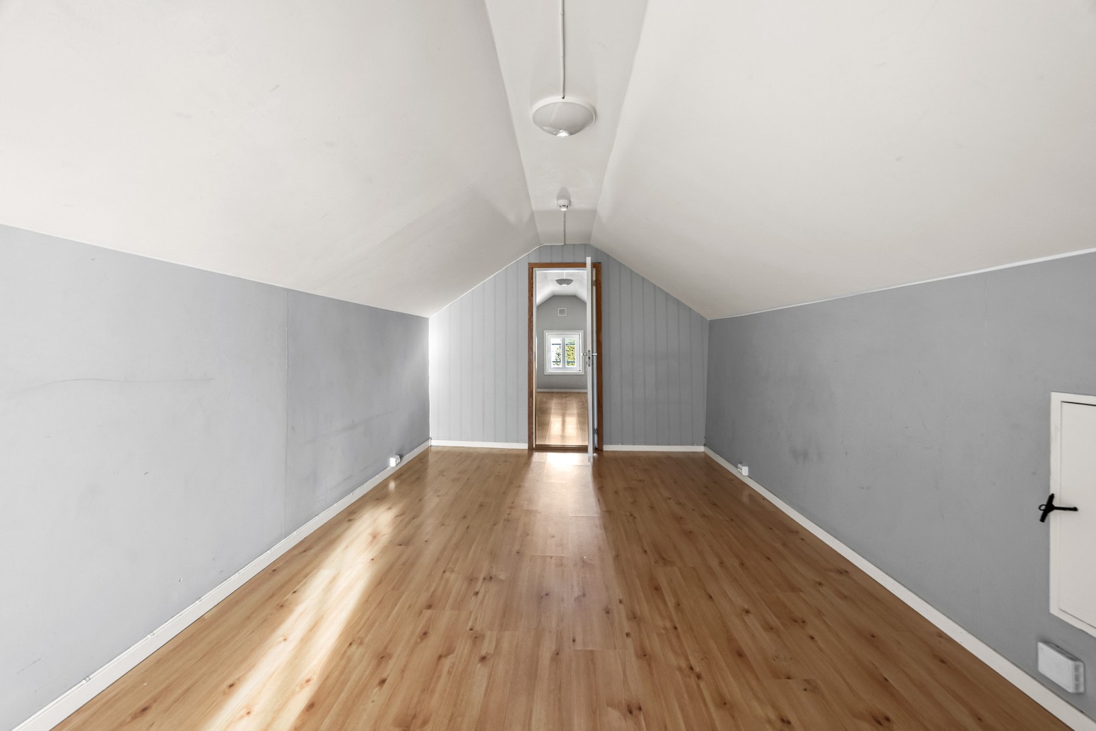 Loftsetasjen består av to rom med gode muligheter for tilpasning, eksempelvis til loftsstue og soverom Galleribilde