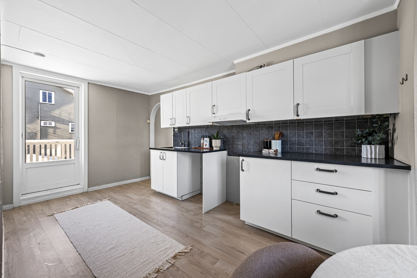 Videre er det integrert avtrekksvifte i overskap og opplegg for oppvaskmaskin, komfyr samt kjøl/frys. Galleribilde