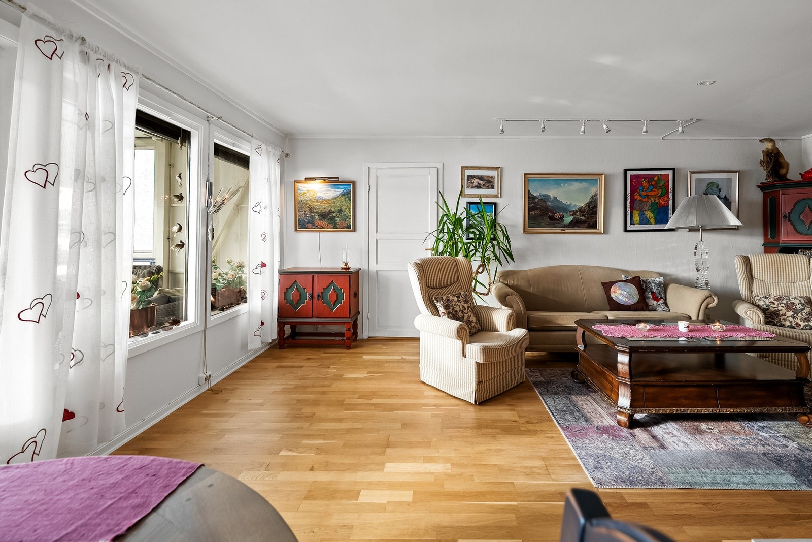 God plass til sofaløsning med tilhørende møblement Galleribilde