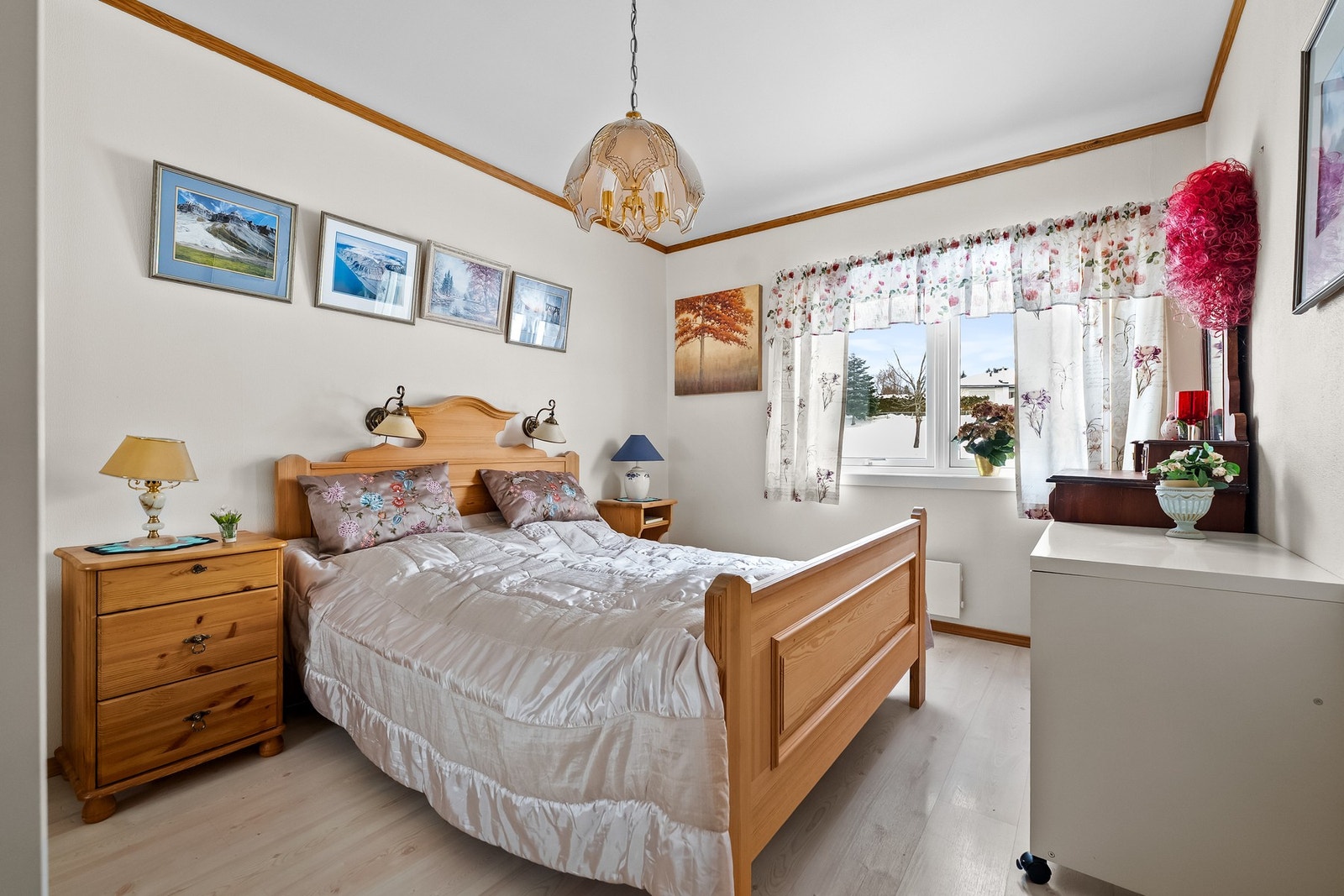 Alle soverommene har god plass til dobbeltseng og garderobeløsning Galleribilde