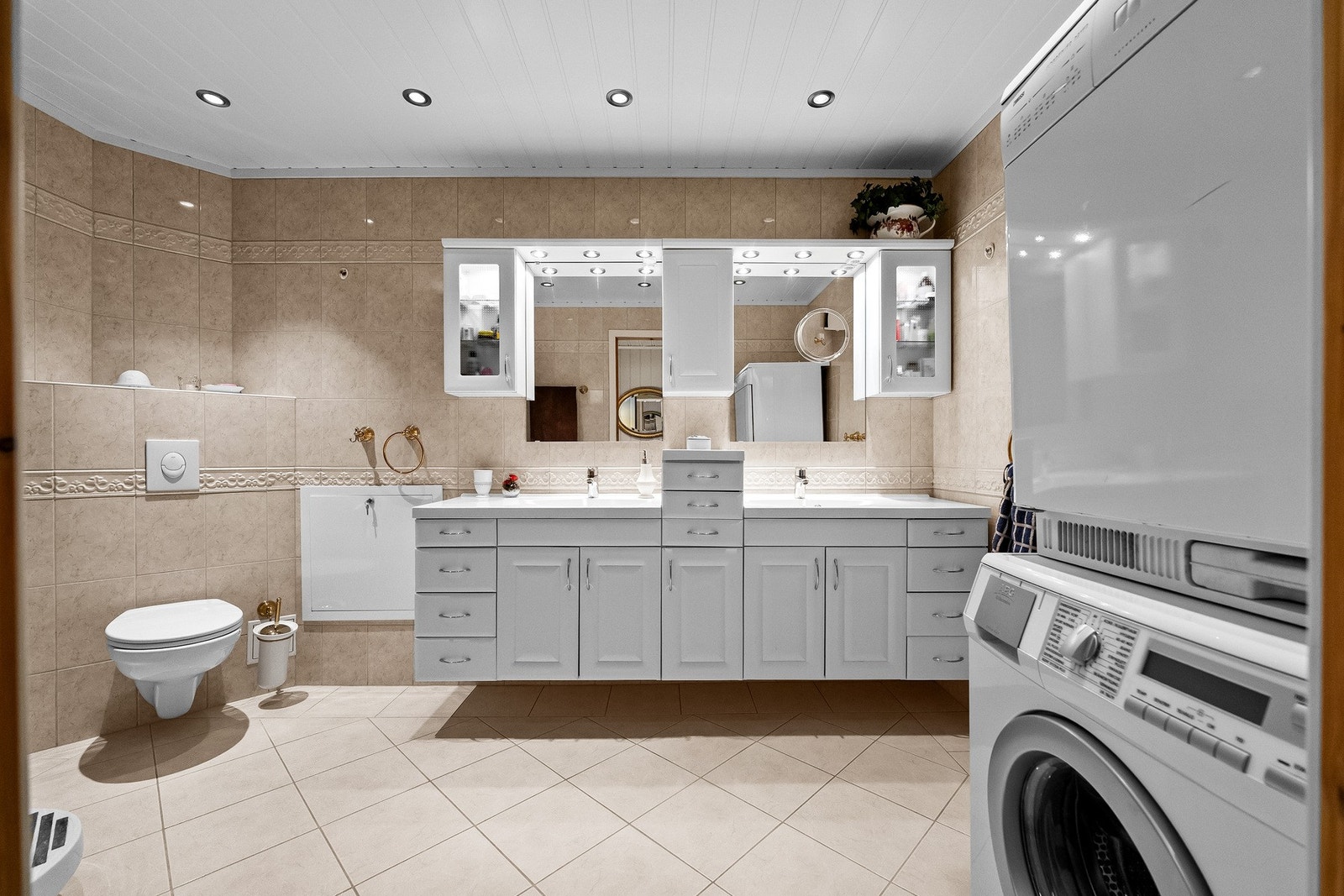 Badet ble pusset opp i 2007 og har varmekabler i gulv, opplegg for vaskemaskin og tørketrommel Galleribilde