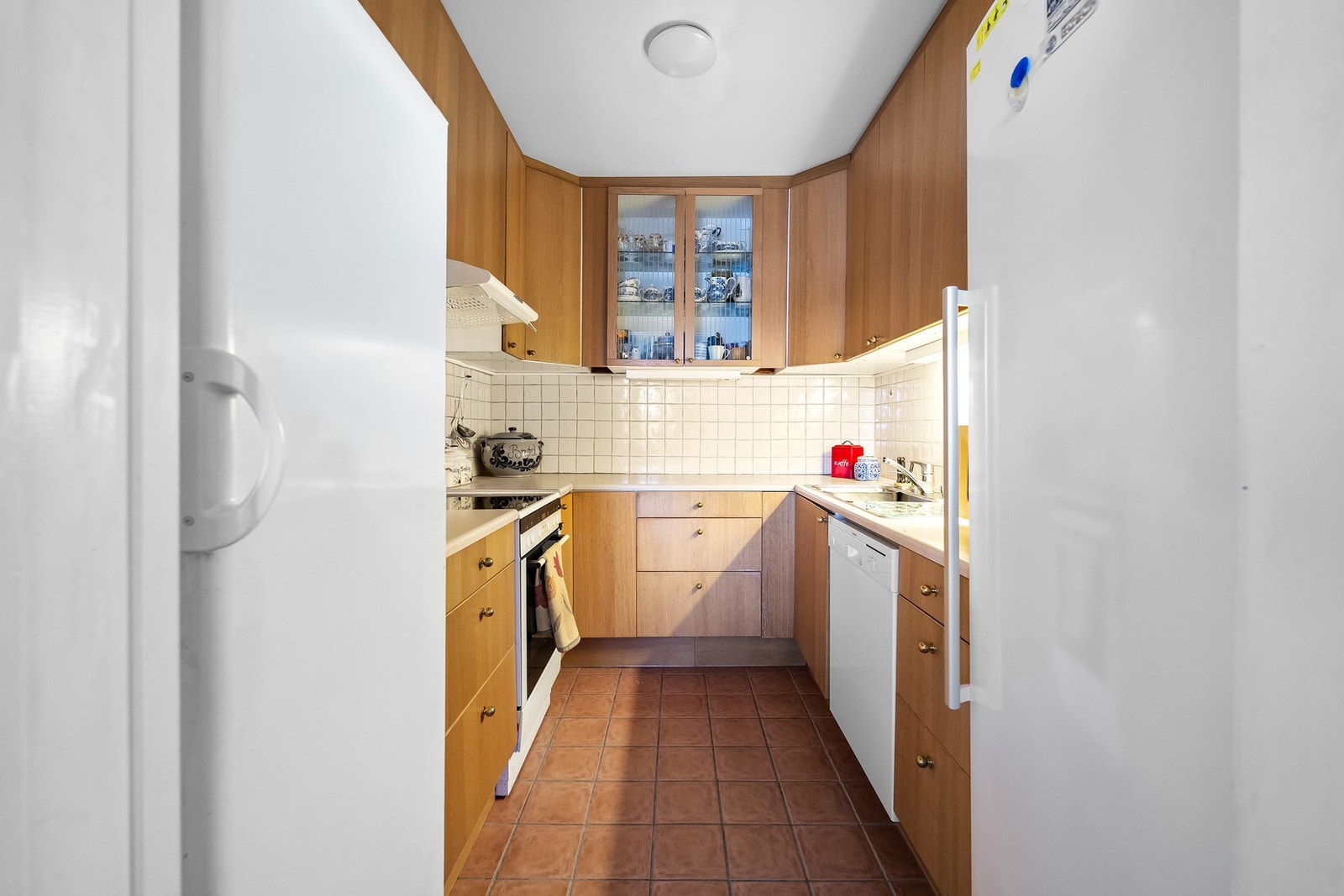 Delvis åpent kjøkken med rikelig skap- og benkeplass Galleribilde