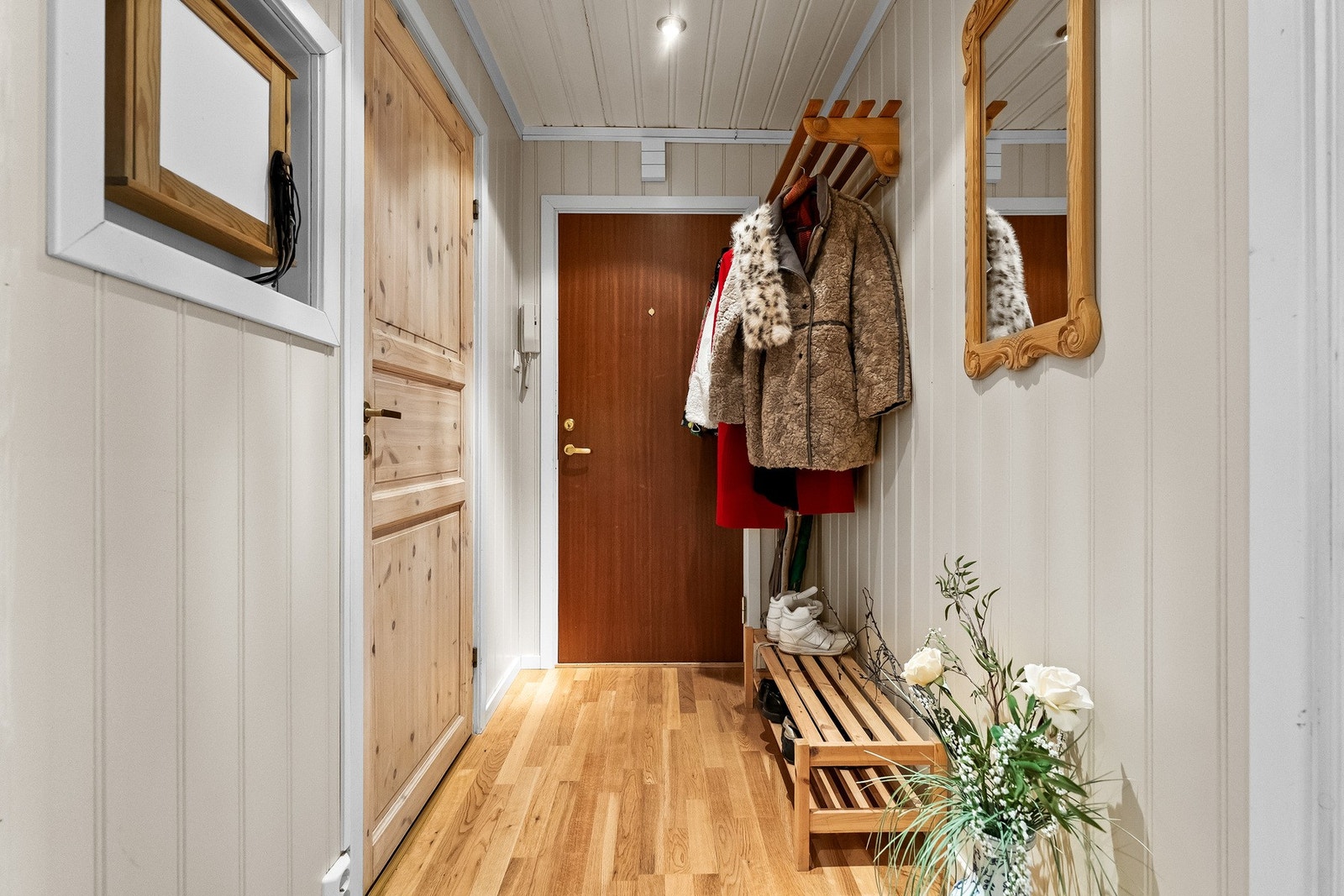 God plass til yttertøy og sko. Adkomst til praktisk, innvendig bod Galleribilde