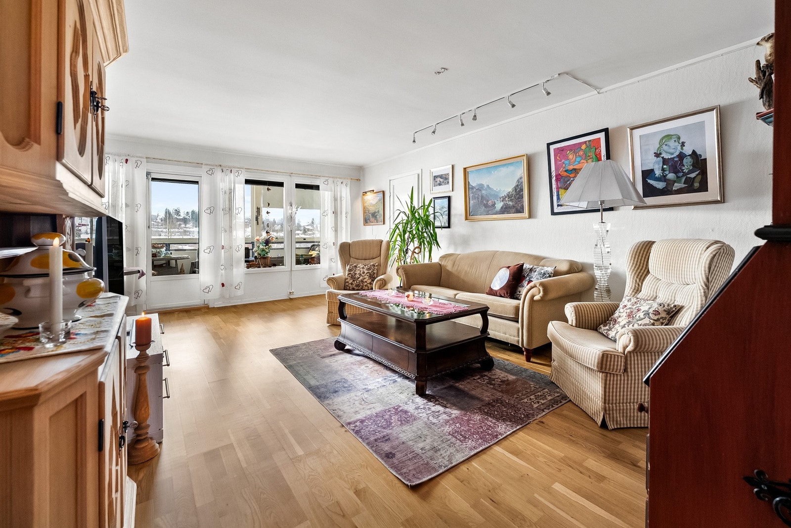 Stuen har store vindusflater som gir rikelig med naturlig lys Galleribilde