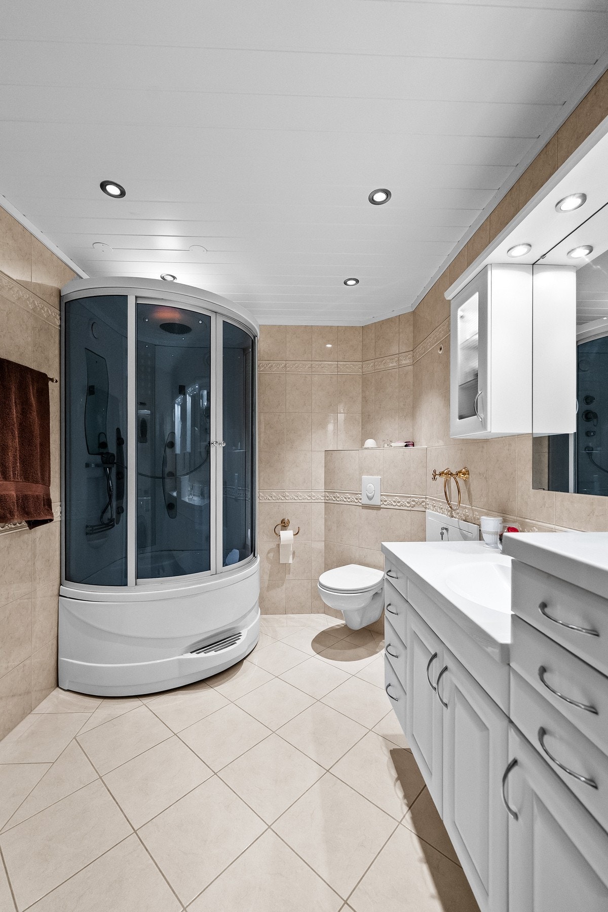 Servant med underskap- og skuffer samt dusjkabinett Galleribilde