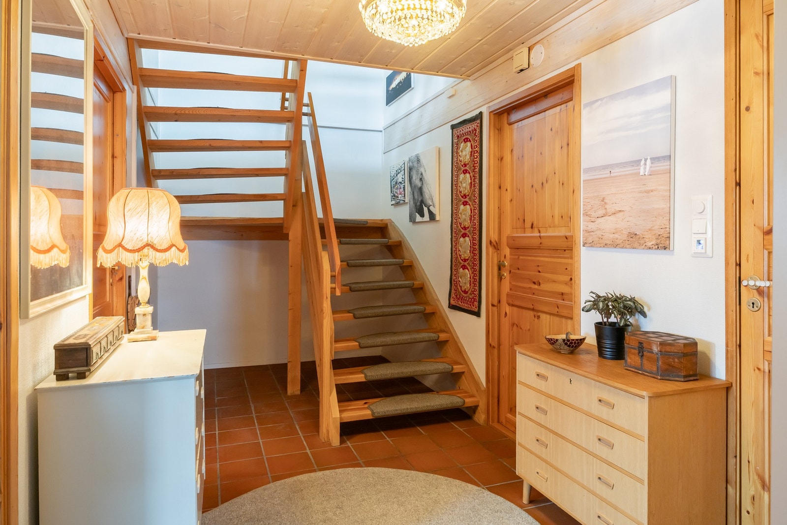 Romslig gang som binder sammen etasjen og gir enkel adkomst til soverom, bad og vaskerom. Galleribilde