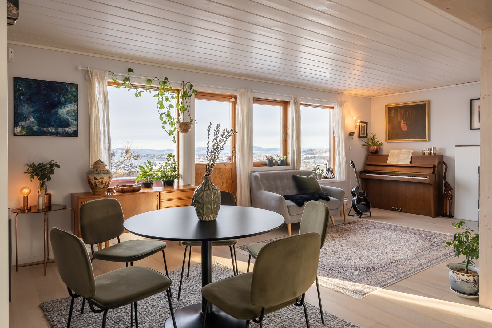 Lyst og luftig allrom med store vindusflater som slipper inn rikelig med dagslys Galleribilde