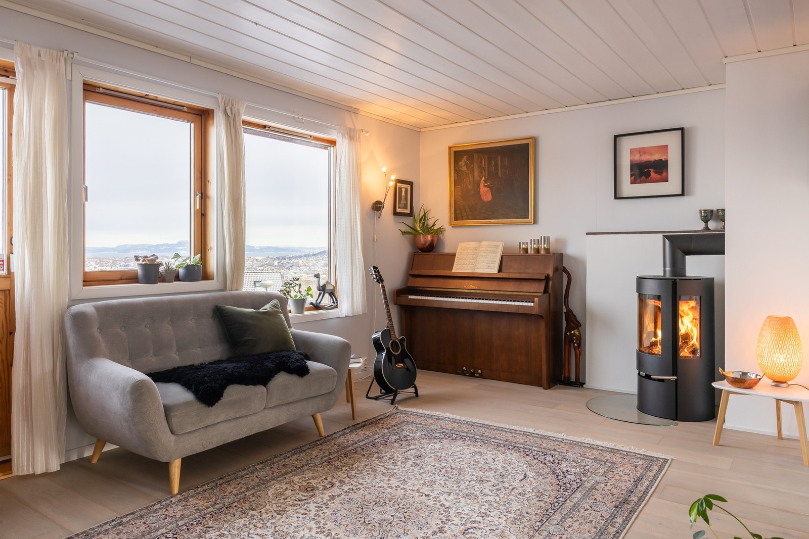 Boligen går over tre plan og byr på en svært funksjonell planløsning med gode oppholdsrom. Galleribilde