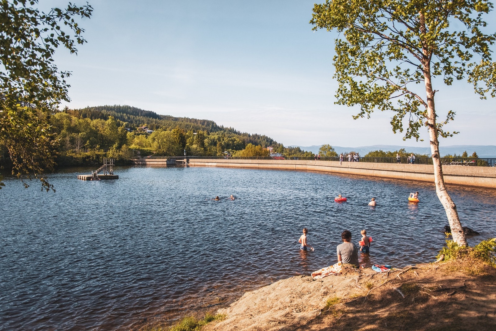 Theisendammen nås også til fots på få minutter og er et populært samlingspunkt. Galleribilde