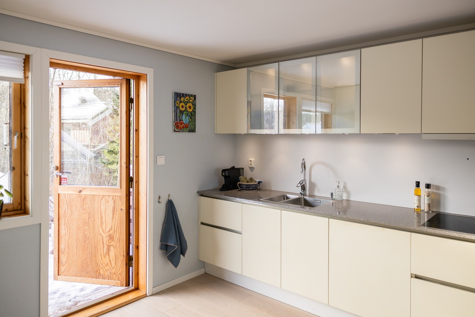 Direkte utgang fra kjøkken til solrik terrasse og hage. Galleribilde