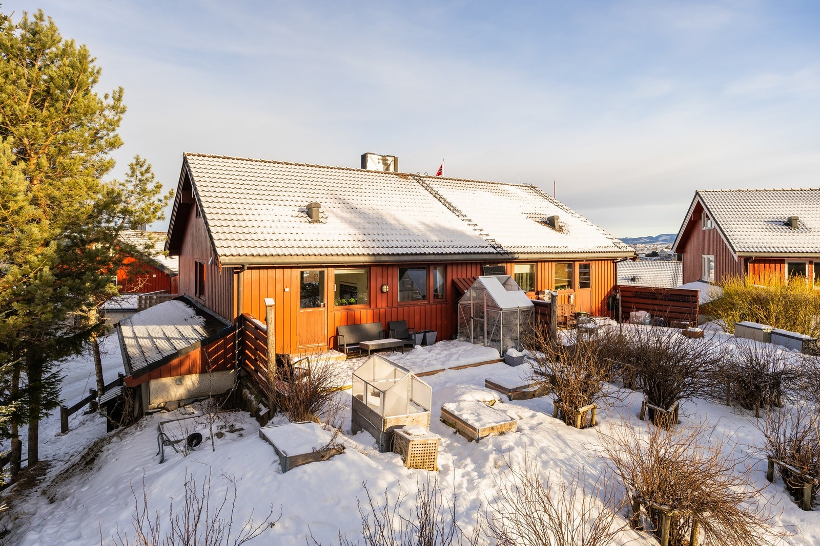 Her bor du fredelig og tilbaketrukket på et tun uten gjennomgangstrafikk, samtidig som du har kort vei til både natur og sentrum. Galleribilde