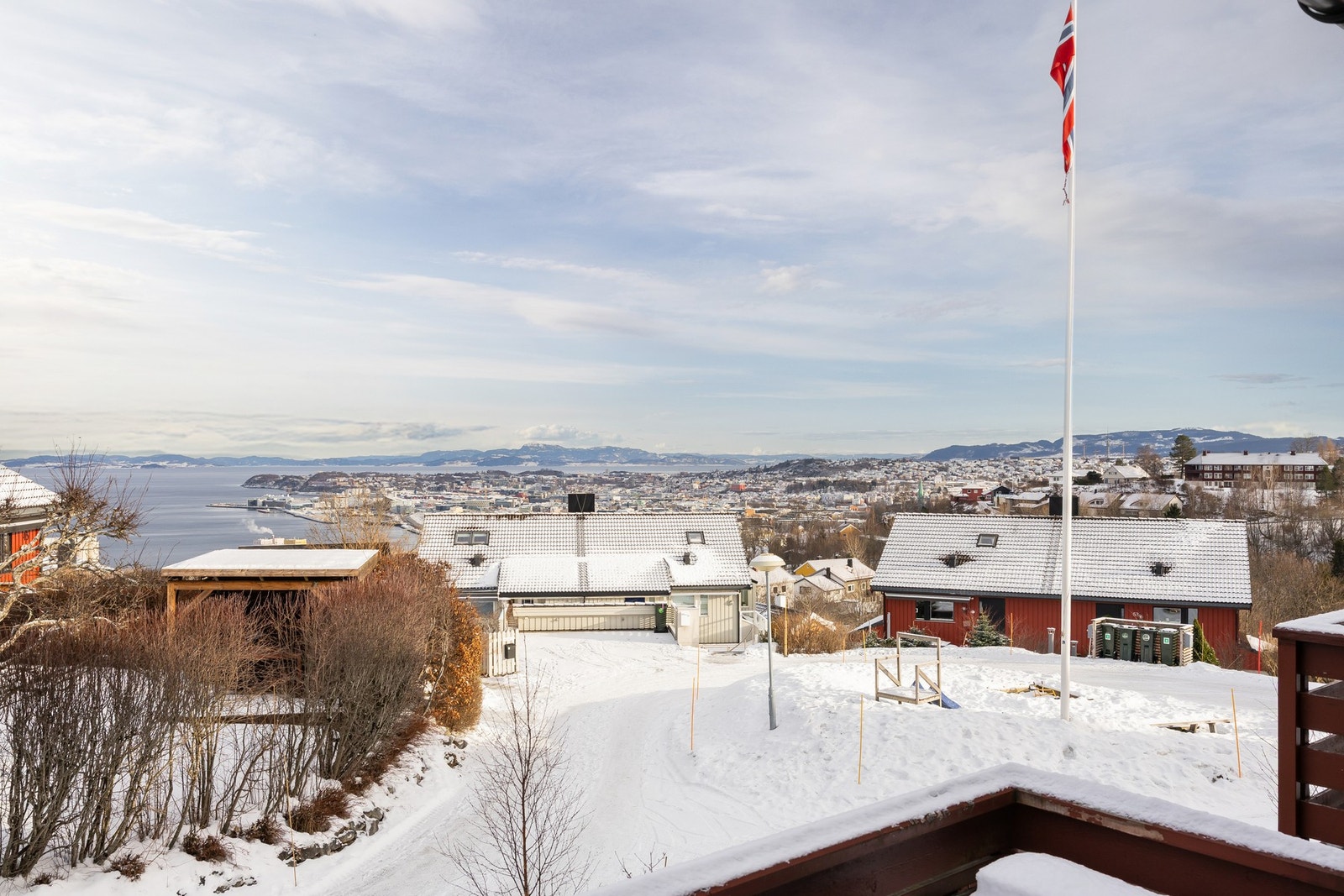 På fremsiden av boligen får du en solrik veranda, hvor du får en helt utsøkt utsikt utover Trondheim. Galleribilde