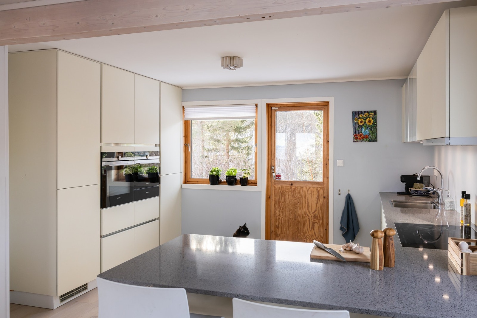 Stilrene fronter og solid benkeplate i komposittstein. Galleribilde