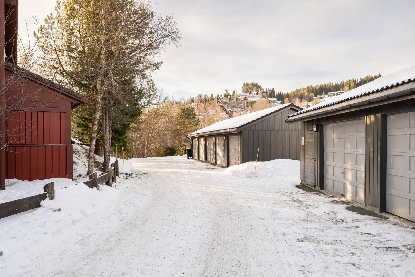 Parkering i garasjeanlegg med elbillader. Galleribilde