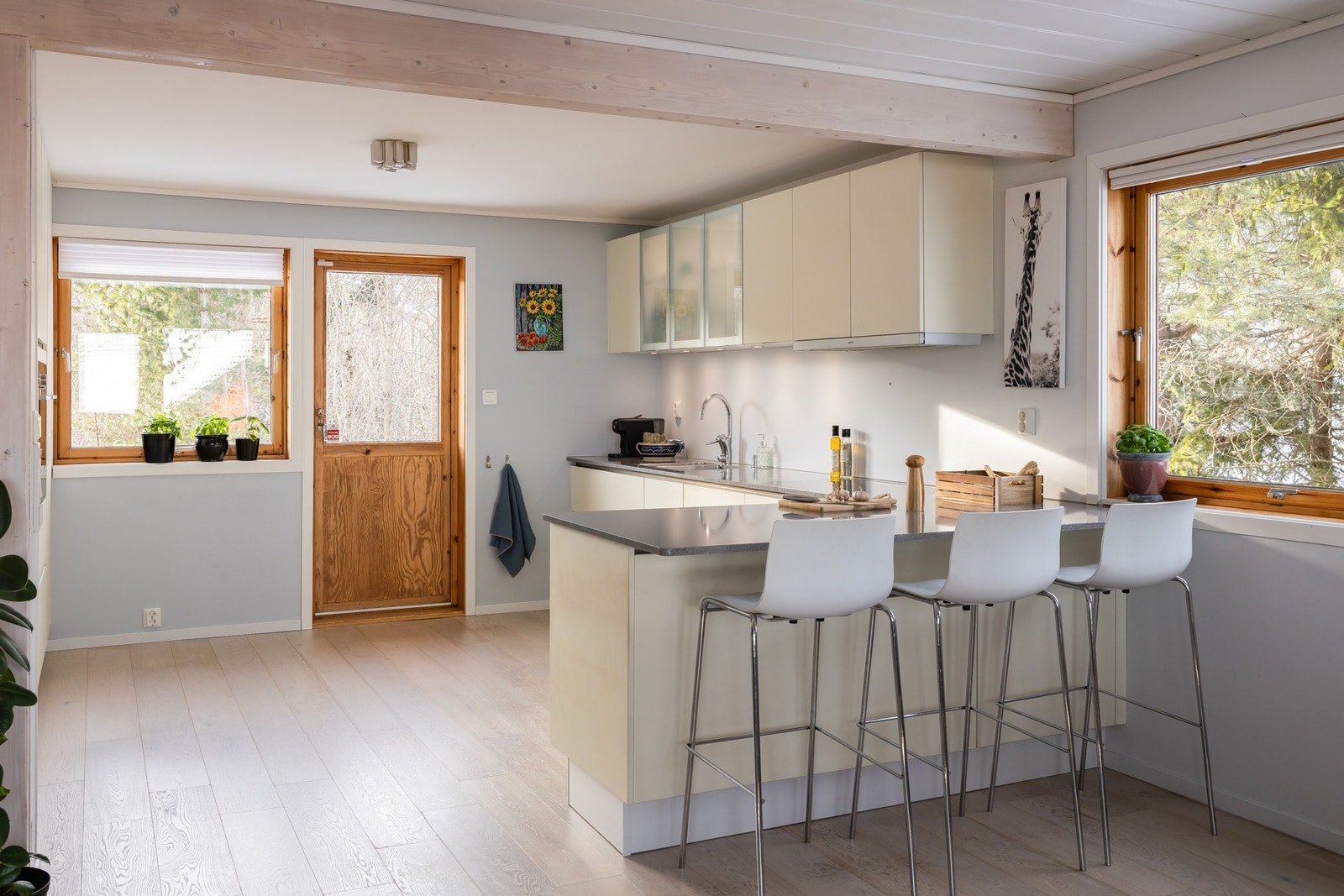 Kjøkkenet ble oppgradert i 2015/2016 og fremstår moderne og funksjonelt. Galleribilde