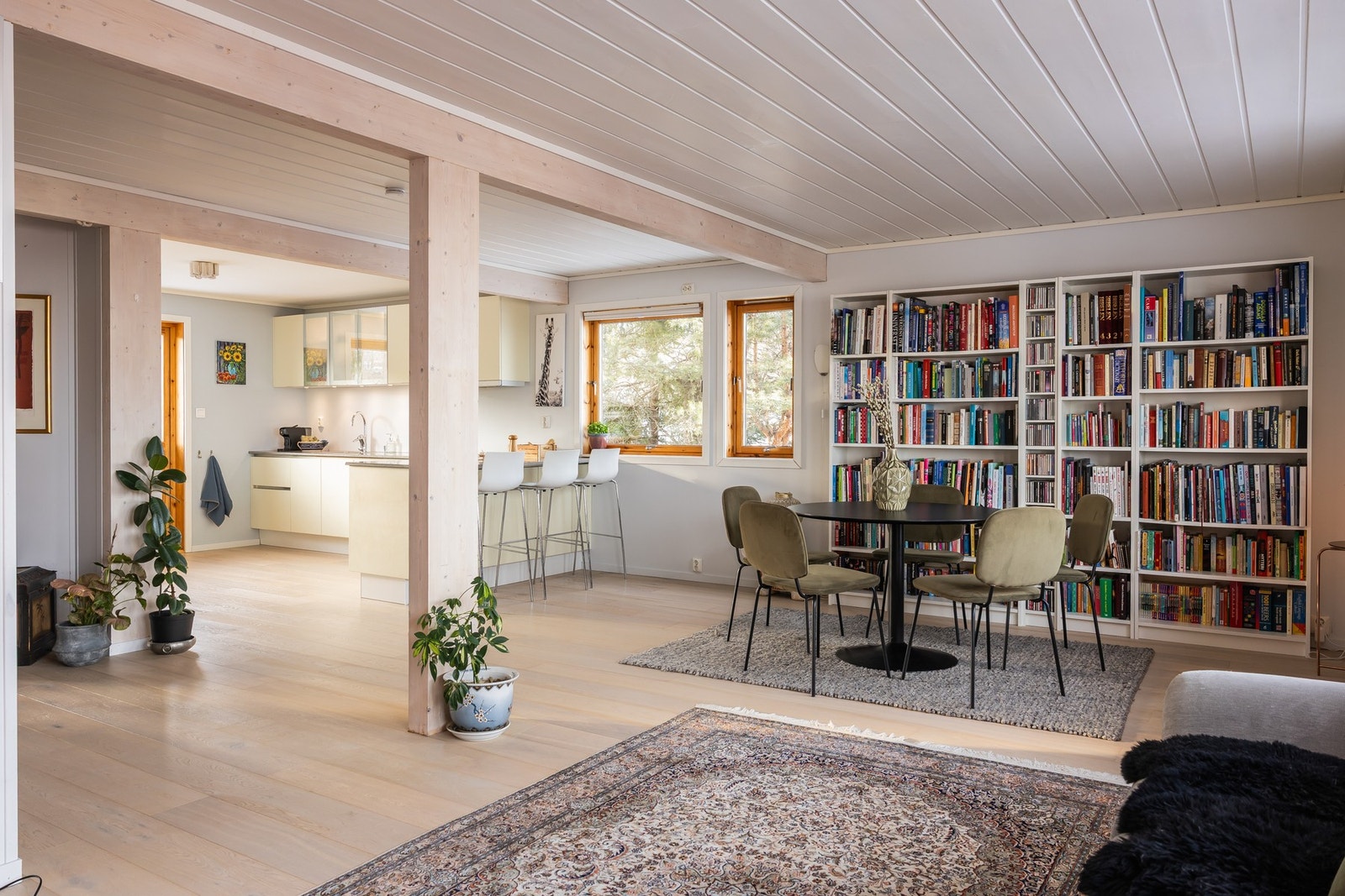 Romslig stue- og spisestueløsningen på ca. 38 m². Galleribilde