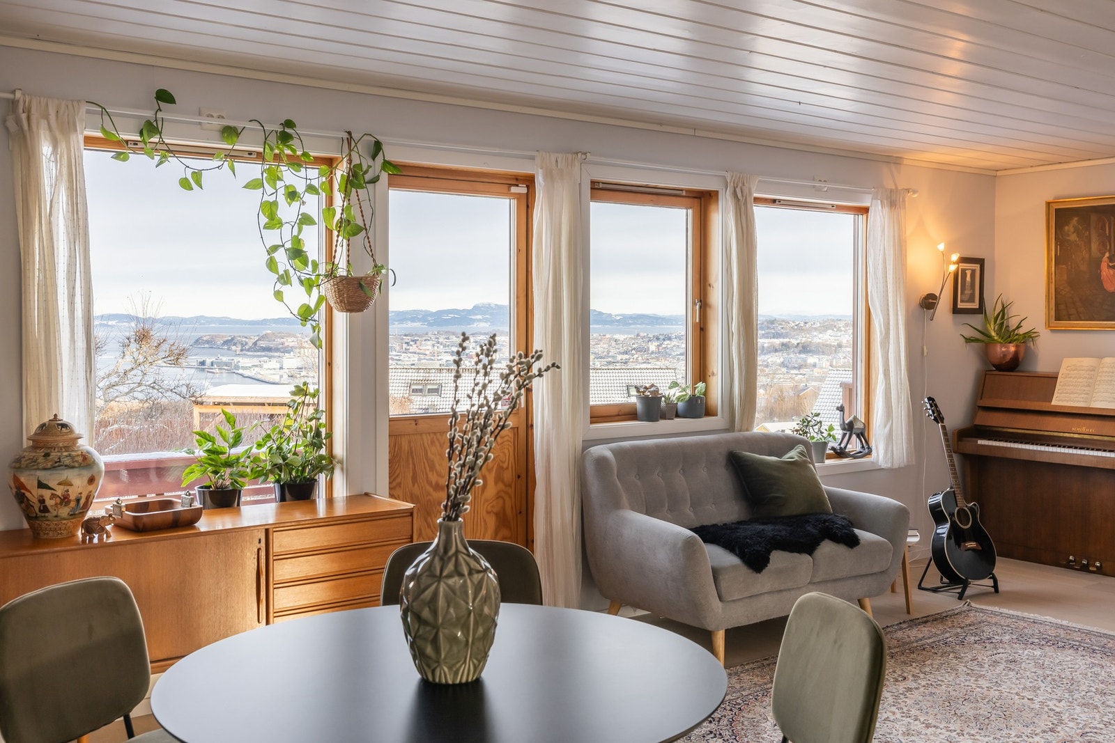 Det er god plass til både sofagruppe og spisebord. Galleribilde