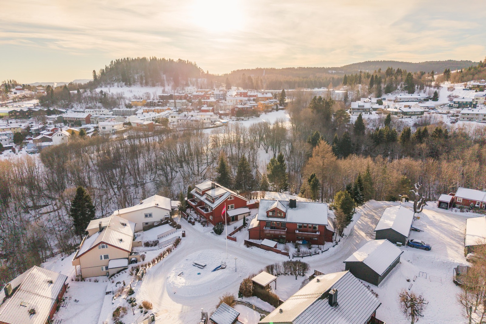 Her kombineres flott utsikt, gode solforhold og nærhet til både natur og sentrum. Velkommen til trivelig visning! Galleribilde