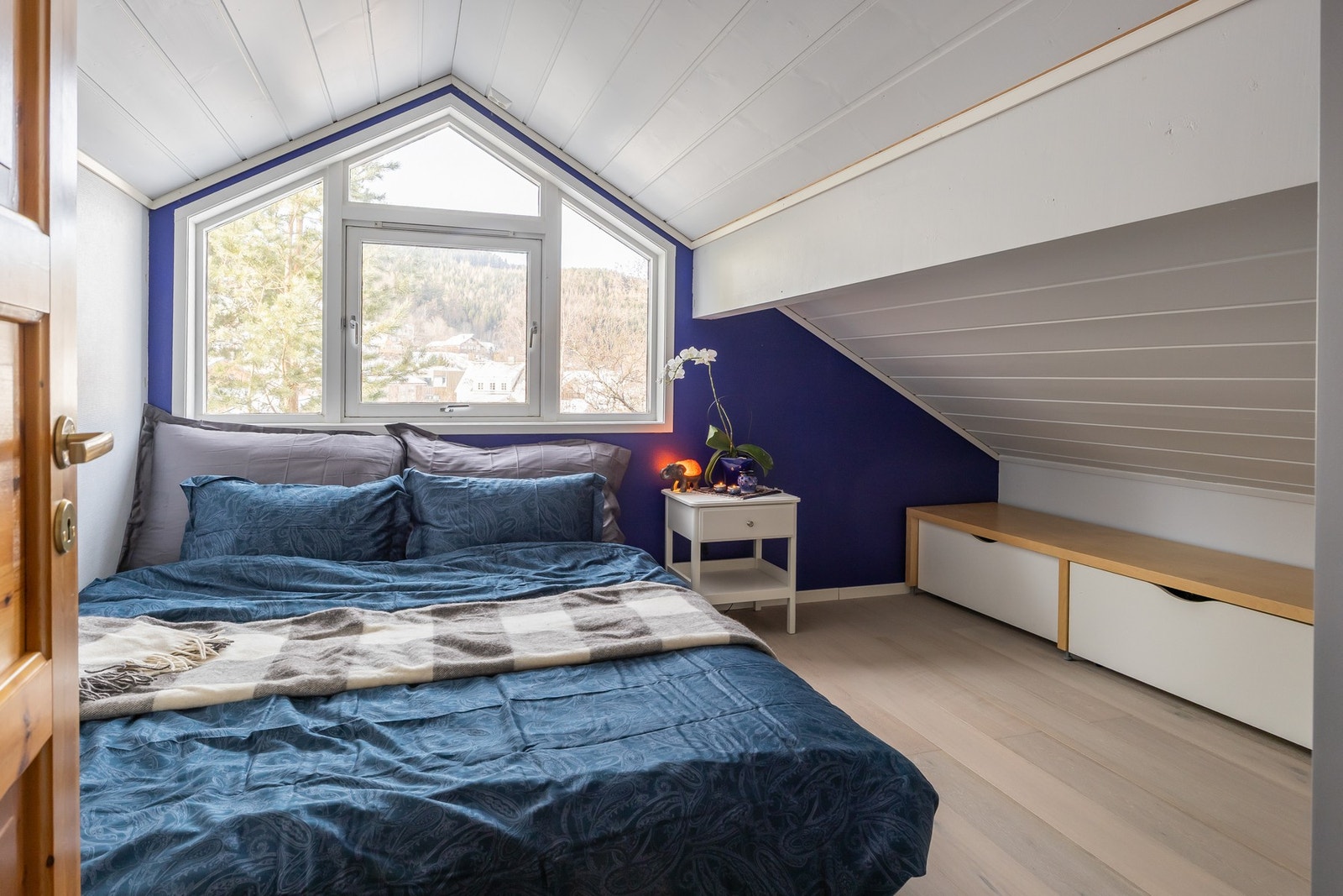 Koselig loftssoverom med god plass til seng og oppbevaring langs knevegger. Galleribilde