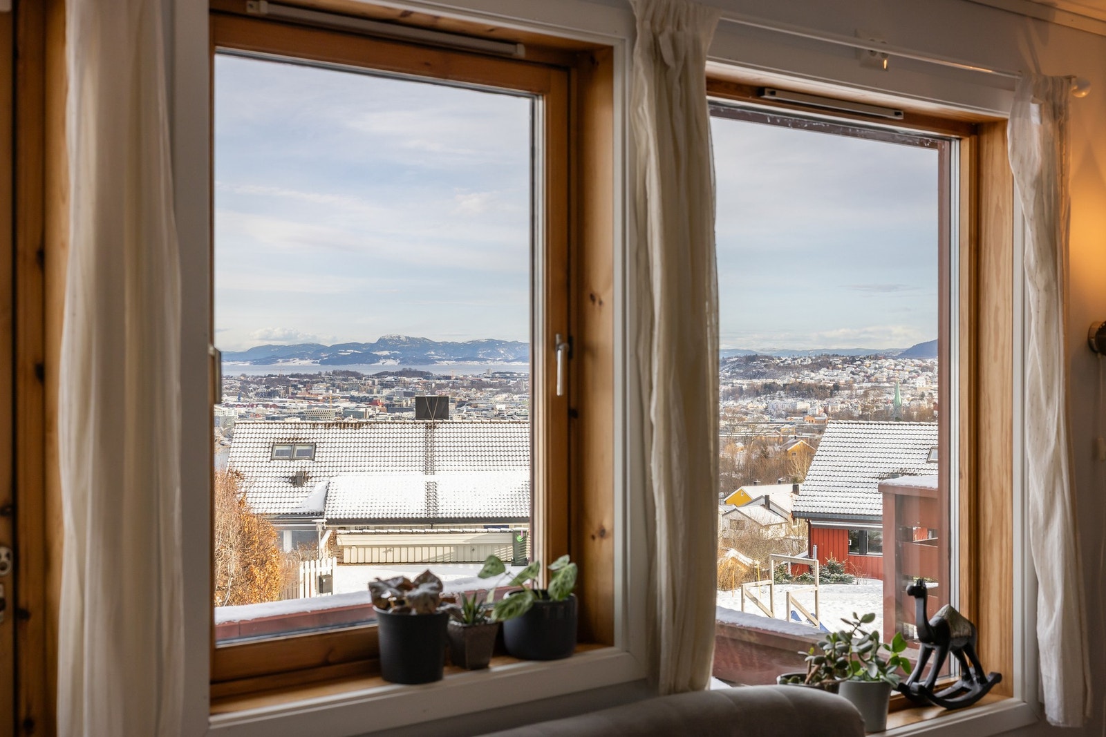 Flott og åpen utsikt mot fjorden, Munkholmen og Trondheim by. Galleribilde