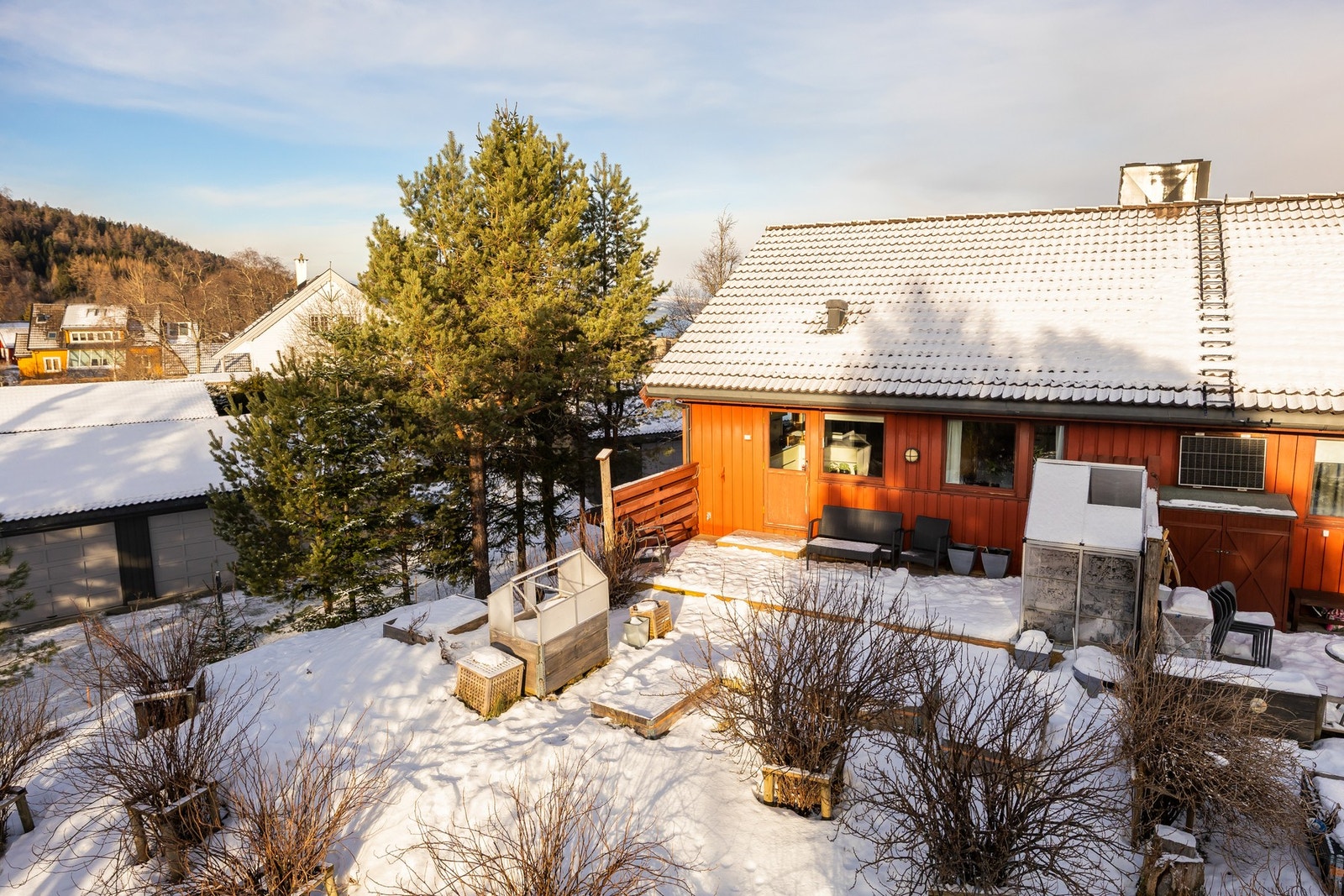 Eiendommen nyter av meget gode solforhold, som du kan nyte på både fremsiden og baksiden av boligen. Galleribilde