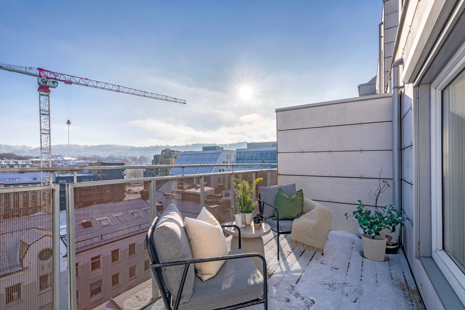 Det er god plass til å møblere med loungemøbler, grill og beplantning. Galleribilde