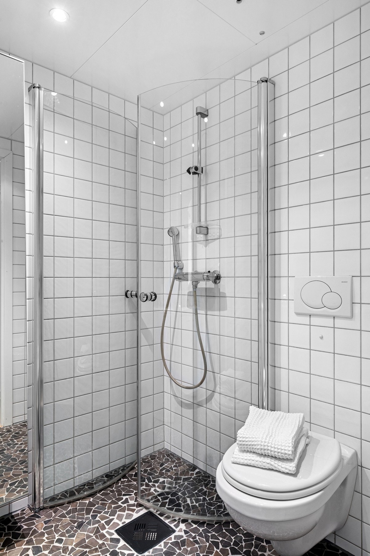 Innfellbare dusjdører gir god utnyttelse av rommet. Galleribilde